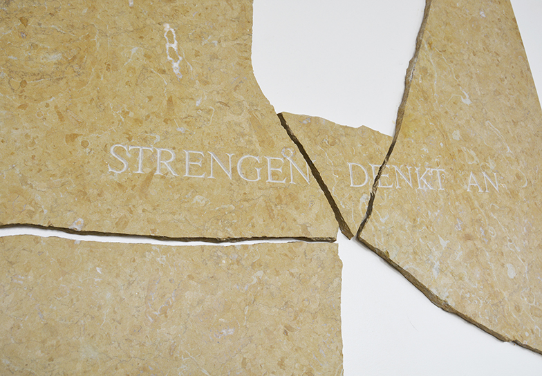 Steinplatte mit Aufschrift "STRENGEN DENKT AN"