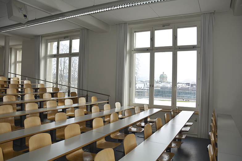 Foto eines Hörraums der Universität Bern