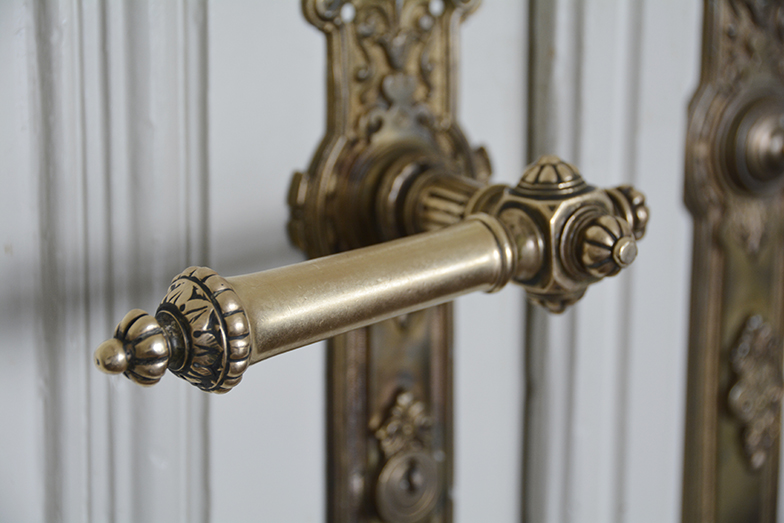 Foto einer Türklinke im Hauptgebäude der Universität Bern